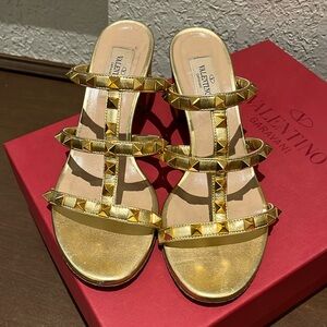 60MM Rockstud, a few scuffs, slight wear of gold on top strap not noticeable